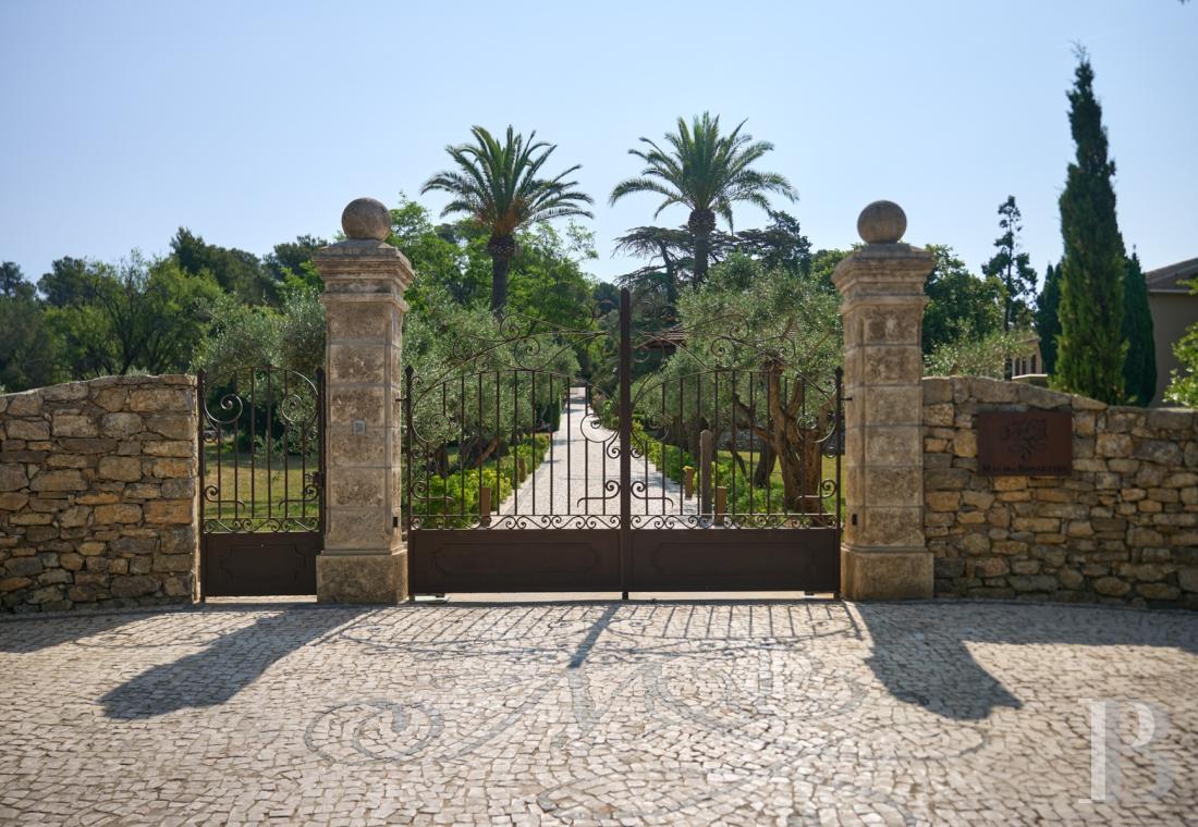 A renovated farmhouse surrounded by extensive grounds leading down to the sea, between Toulon and Hyères on the Var coast - photo  n°2